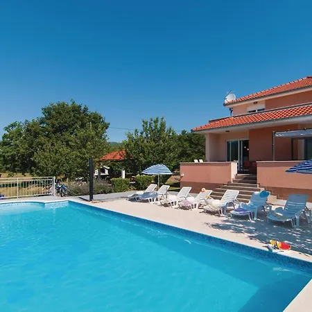 In With Outdoor Swimming Pool Feriehus Dugopolje