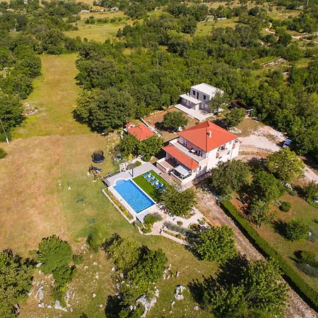 In With Outdoor Swimming Pool Feriehus Dugopolje