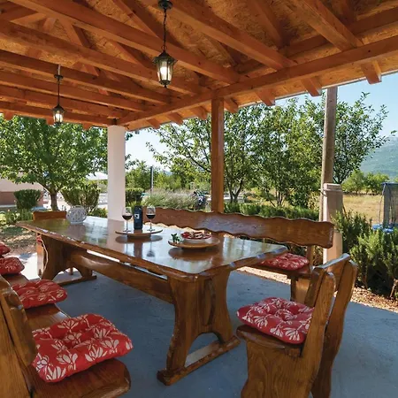 Σπίτι διακοπών In With Outdoor Swimming Pool