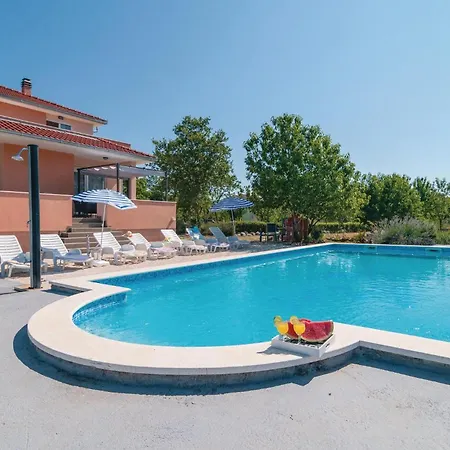 Σπίτι διακοπών Five-bedroom With A Fireplace 03 *