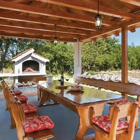 Σπίτι διακοπών Five-bedroom With A Fireplace 03