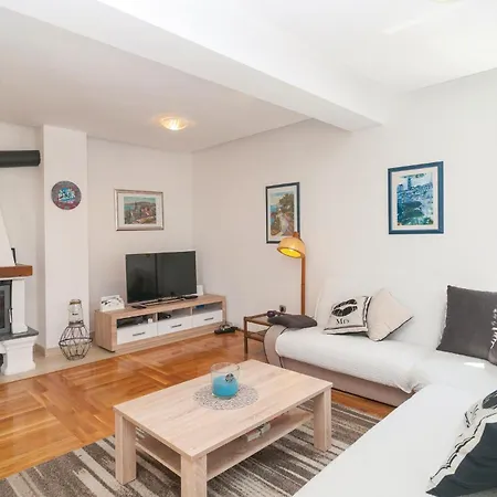 Five-bedroom With A Fireplace 03 Σπίτι διακοπών *