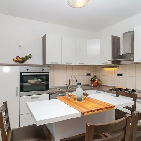 Σπίτι διακοπών Five-bedroom With A Fireplace 03 *