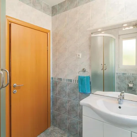 Σπίτι διακοπών Five-bedroom With A Fireplace 03