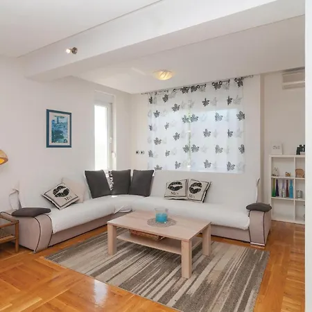 Σπίτι διακοπών Five-bedroom With A Fireplace 03 *